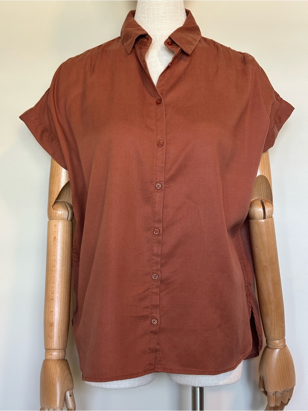 Quince Short Sleeve Button-Down Shirt in Rust